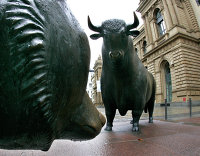Скульптуры быка и медведя перед Франкфуртской фондовой биржей