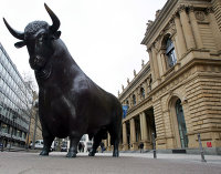 Скульптура быка перед зданием Франкфуртской фондовой биржи