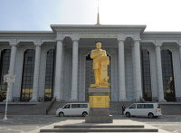 Памятник первому президенту Туркменистана Сапармурату Ниязову. в Ашхабаде