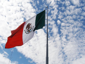 Флаг Мексики на центральной площади Мехико