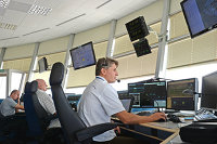 Авиационные диспетчеры во время работы