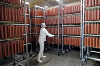 Рабочий в сушильной камере мясоперерабатывающего завода