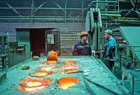 Рабочие в электросталеплавильном цехе электрометаллургического комбината