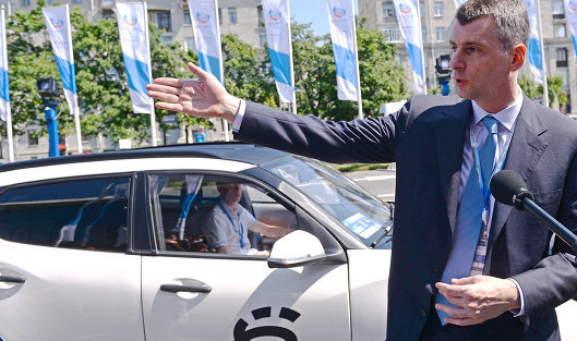 Предприниматель Михаил Прохоров приехал на экономический форум в Санкт-Петербурге на "Ё-мобиле"