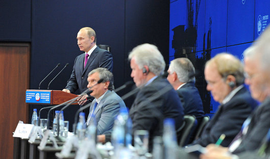 Президент России Владимир Путин во время встречи с руководителями энергетических компаний