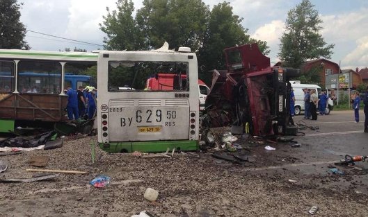 Автобус развалился пополам после столкновения с КАМАЗом в Подмосковье