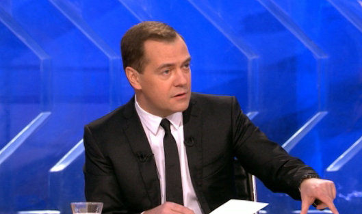 Медведев объяснил, почему у него и у Путина течет из крана ржавая вода