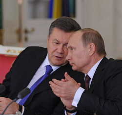 Президент России Владимир Путин (справа) и президент Украины Виктор Янукович
