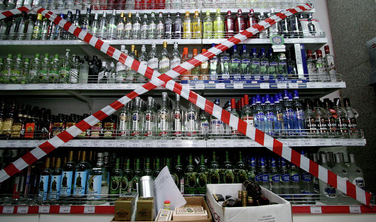 Витрина с алкогольной продукцией в супермаркете Водке - нет!