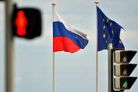 Флаги России, ЕС и светофор