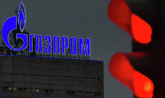 Логотип компании "Газпром" на административном здании в Москве Логотип компании "Газпром" на административном здании в Москве