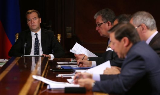 Председатель правительства РФ Дмитрий Медведев проводит совещание с вице-премьерами РФ в резиденции "Горки"