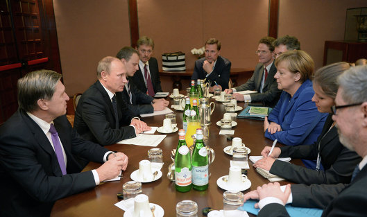 Президент России Владимир Путин (второй слева) и канцлер Германии Ангела Меркель (третья справа) 
