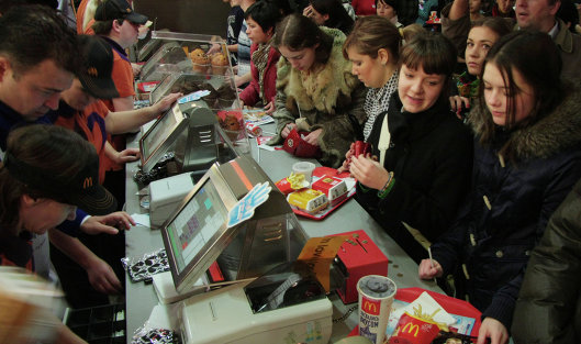 Благотворительная социальная акция "Мак Хэппи День" в ресторане "Макдоналдс" на Пушкинской площади