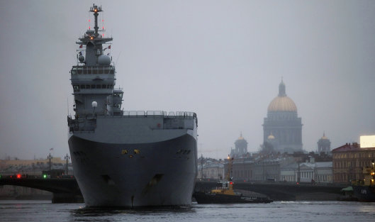 Французский военный корабль-вертолетоносец класса "Мистраль" в Санкт-Петербурге