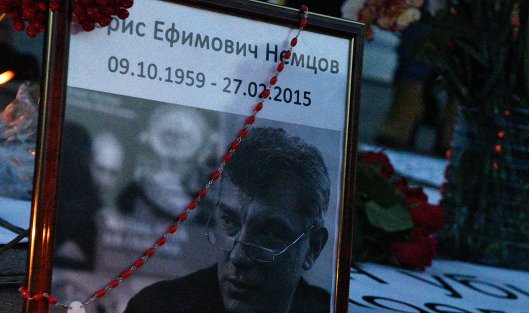 Люди приносят цветы и свечи к посольству РФ в Киеве в память о Б.Немцове