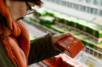 Посетитель в супермаркете