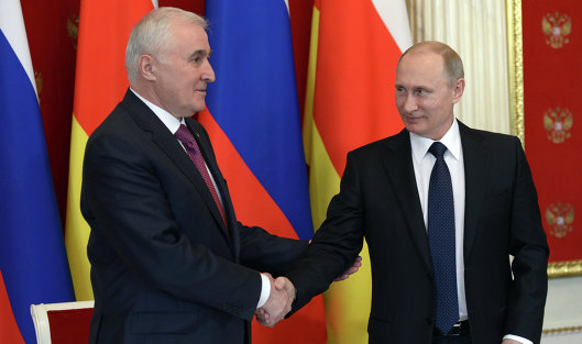 Президент России Владимир Путин (справа) и президент Республики Южная Осетия Леонид Тибилов