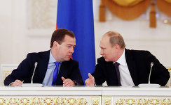Председатель правительства РФ Дмитрий Медведев и президент РФ Владимир Путин (слева направо) 