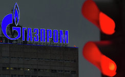 Логотип компании "Газпром" на административном здании в Москве