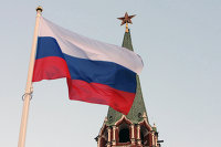 *Российский государственный флаг на фоне кремлевской башни