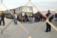 Беженцы заходят в миграционный пункт