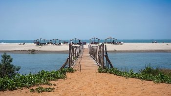 *Пляж Мандрем на севере штата ГОА, Индия