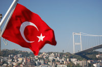 " Турецкий флаг на фоне моста через Босфор в Стамбуле