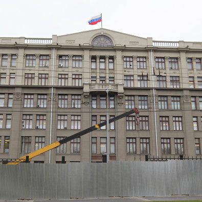 Район "Китай-город" в центре Москвы огорожен забором