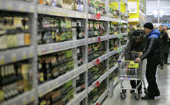 *Покупатели выбирают алкогольную продукцию в гипермаркете