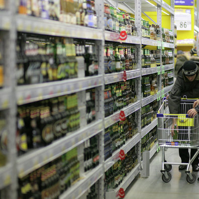 Покупатели выбирают алкогольную продукцию в гипермаркете