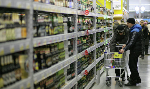 Покупатели выбирают алкогольную продукцию в гипермаркете