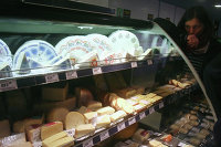 Продажа разных сортов сыра в одном из супермаркетов X5 Retail Group