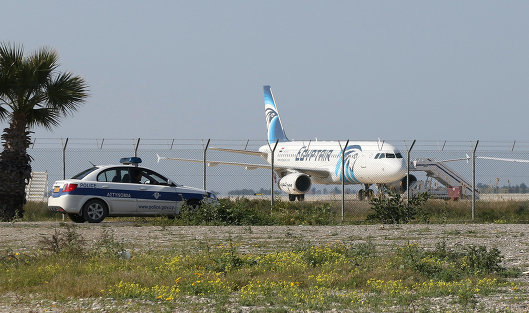 *Самолет A320 компании EgyptAir в аэропорту Ларнаки, Кипр