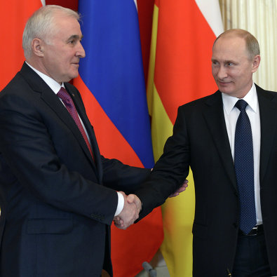Президент России Владимир Путин (справа) и президент Республики Южная Осетия Леонид Тибилов Президент России Владимир Путин (справа) и президент Республики Южная Осетия Леонид Тибилов