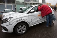 *Клиент у автосалона "Лада-Центр Юго-Запад" в Санкт-Петербурге, где началась продажа компактного кроссовера Lada Xray *Клиент у автосалона "Лада-Центр Юго-Запад" в Санкт-Петербурге, где началась продажа компактного кроссовера Lada Xray