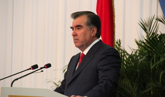 *Президент Таджикистана Эмомали Рахмон выступает с ежегодным посланием к парламенту страны