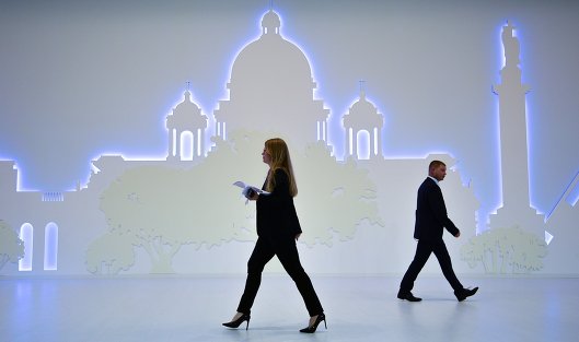 Посетители на выставке, которая проходит в рамках XX Петербургского международного экономического форума
