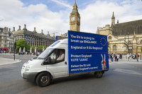 Грузовик у здания британского парламента в Лондоне с агитацией за выход Великобритании из Европейского Союза