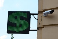 Информационное табло со знаком доллара на одной из улиц Москвы