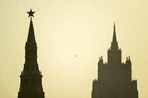 Кремль и здание министерства иностранных дел РФ