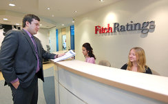Посетитель в приемной рейтингового агентства Fitch Ratings