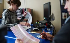 Автовладелец оформляет страховой полис ОСАГО