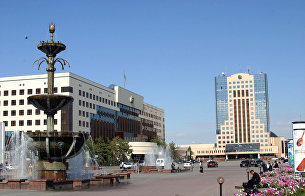 На центральной площади Нур-Султана - здание Президентского дворца (слева) и здание парламента Республики Казахстан