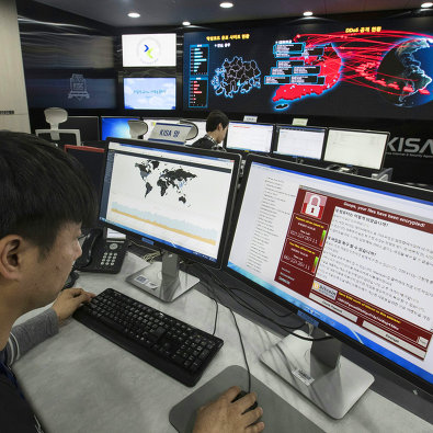 Сотрудник корейского агентства по интернет-безопасности в Сеуле наблюдает за распространением вируса WannaCry