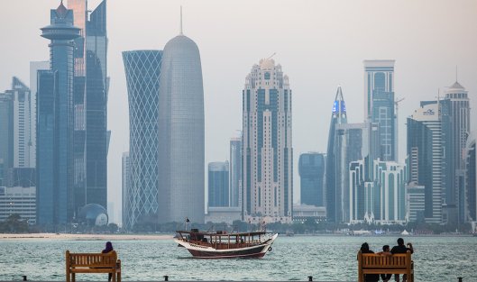 Вид с набережной на район Вест-Бэй города Доха, Катар
