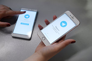 " Мессенджер Telegram на экране телефона