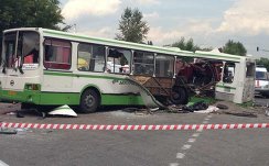 Автобус развалился пополам после столкновения с КАМАЗом в Подмосковье