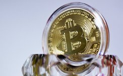 Сувенирная монета криптовалюты биткойн в MaRSe Bitcoin Center в Москве