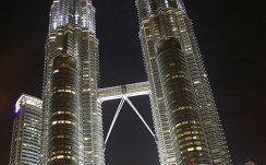 Башни-близнецы Petronas в малазийской столице Куала-Лумпур